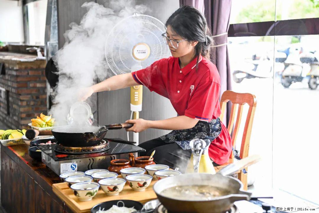全网追的“扁担女孩”,找了一份暑假工,时薪12元 - 鹰潭生活资讯 - 鹰潭28生活网 yingtan.28life.com